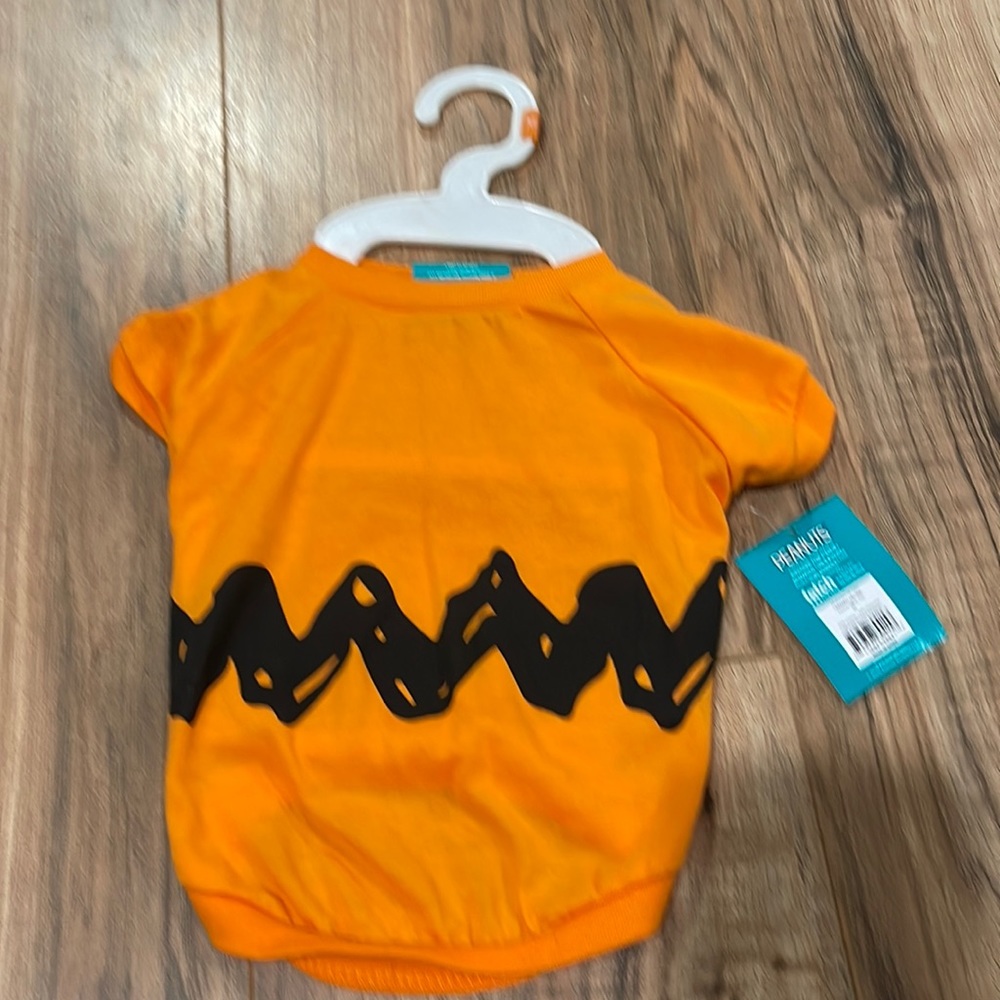 Pet Apparel Peanuts. Size med. Brand new